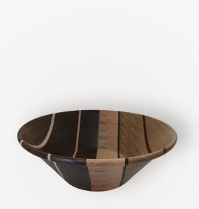 Cuenco grande de madera segmentada flotando sobre fondo blanco con sombra suave