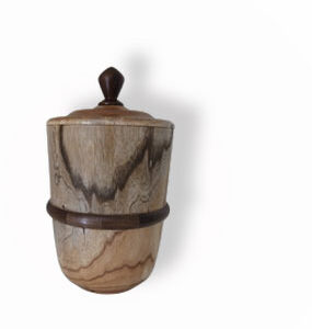 Tarro de madera artesanal con tapa flotando sobre fondo blanco con sombra suave