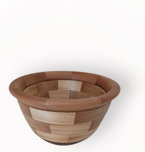 Cuenco de madera con franjas multitonales flotando sobre fondo blanco con sombra suave