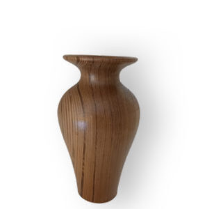 Jarrón alto de madera flotando sobre fondo blanco con sombra difusa